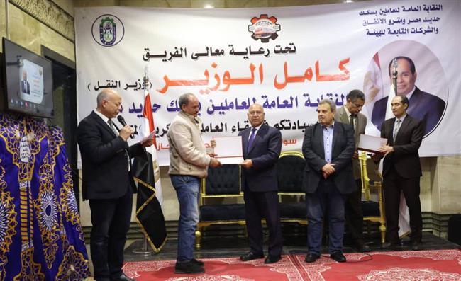 وزير النقل يجري جولة تفقدية مهمة بمحطة رمسيس ويكرم 22 عاملا 