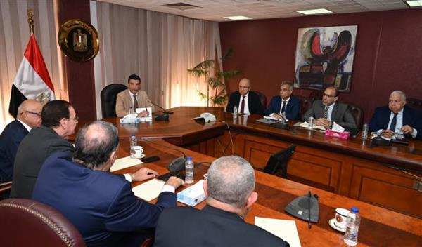 وزير الصناعة يبحث مع اتحاد الصناعات تعظيم الاستفادة من الخامات وتعميق التصنيع المحلي
