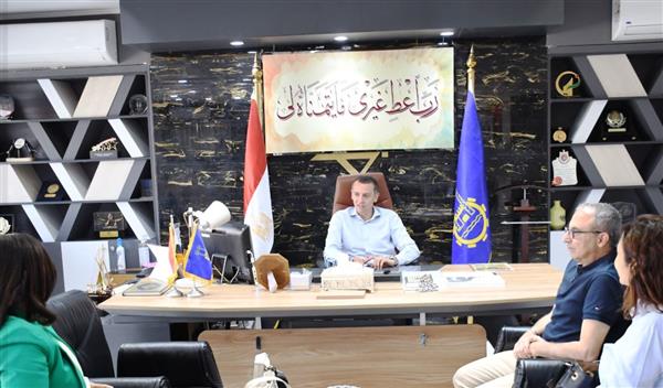 محافظ أسوان يبحث آليات تنفيذ مبادرة "لينا كلنا"