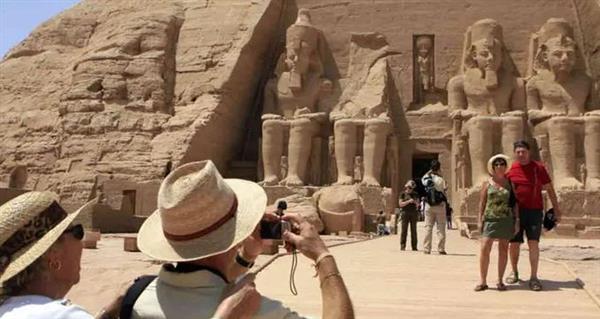 "الإندبندنت": السياحة في مصر آمنة والرحلات الجوية مستمرة بشكل طبيعي