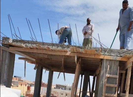 رئاسة حي شمال الغردقة تزيل مبانٍ مخالفة بمنطقة بلوكات الأحياء