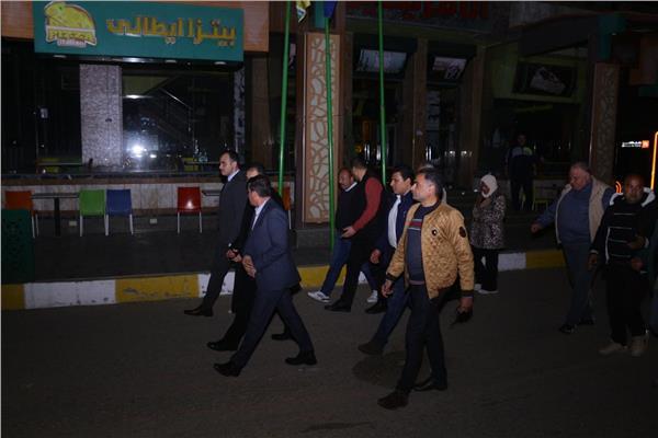 محافظ دمياط يتابع تطبيق قرار غلق المحال العامة برأس البر