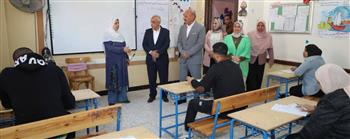   محافظ السويس يتفقد امتحانات دارسي محو الأمية لاستكمال التعليم الابتدائي