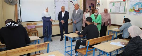 محافظ السويس يتفقد امتحانات دارسي محو الأمية لاستكمال التعليم الابتدائي