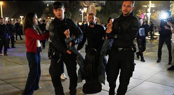 محتجون ضد الحرب يتظاهرون أمام مكتب سفارة الولايات المتحدة في تل أبيب