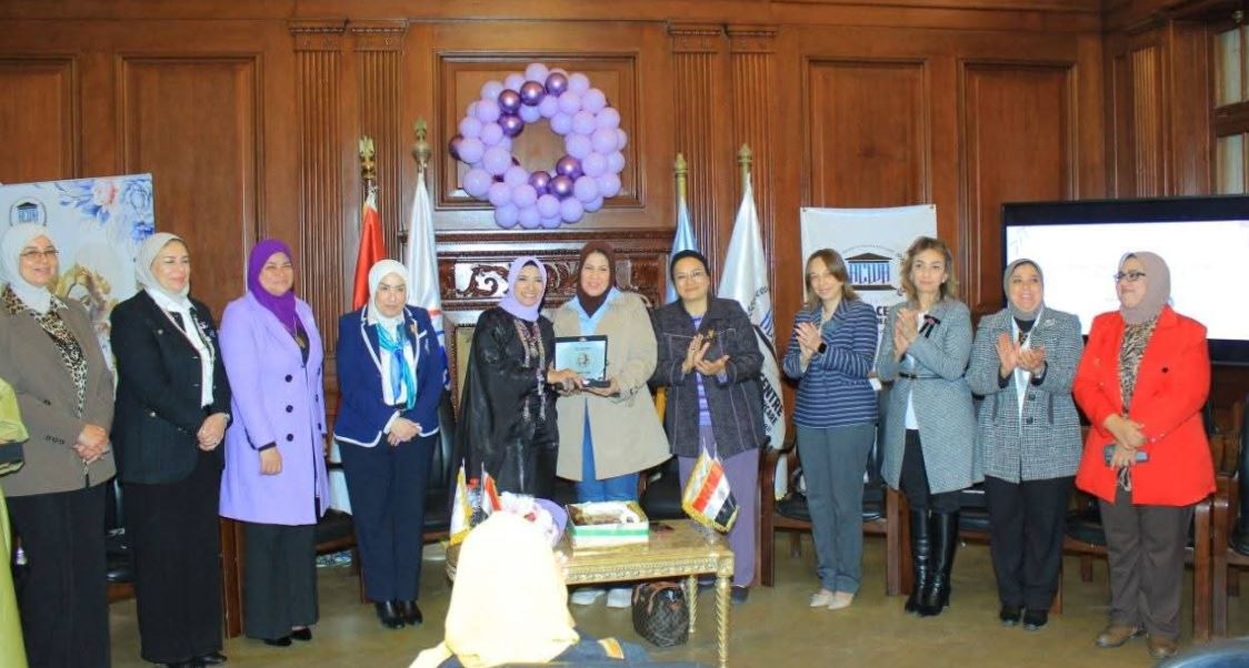 المركز الأفريقي يمنح الزميلة سماح عطية جائزة المرأة الذهبية