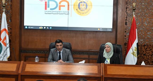 وزير الصناعة يلتقي قيادات وموظفي الهيئة العامة للتنمية الصناعية لمناقشة تطوير الأداء