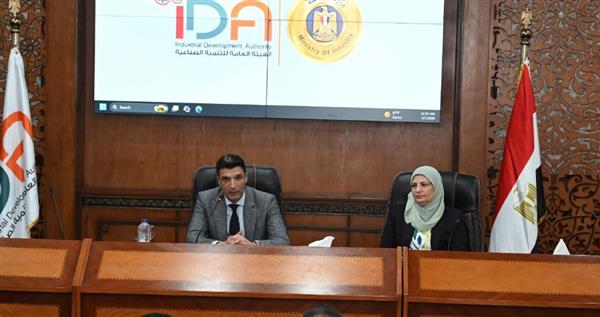 وزير الصناعة يلتقي قيادات وموظفي الهيئة العامة للتنمية الصناعية لمناقشة تطوير الأداء