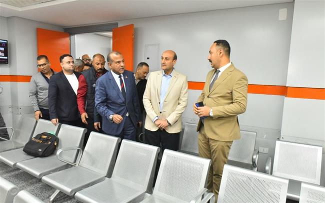 محافظ أسيوط: كفاءة الأداء وتيسير الإجراءات تدعم خطط التنمية