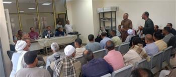   الأقصر.. رئيس مدينة إسنا يبحث شكاوى المواطنين في أصفون