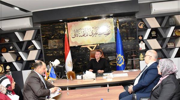 محافظ أسوان يبحث حلولا مستدامة لدعم المشروعات المتوسطة