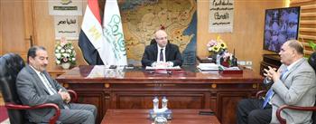   محافظ الفيوم يناقش تطوير القطاعات الخدمية مع خبراء الجامعة