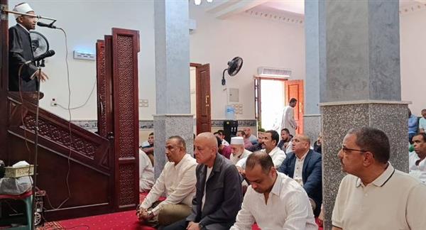 محافظ الأقصر يؤدي صلاة الجمعة بمسجد شركة مياه الشرب والصرف الصحي بالعوامية