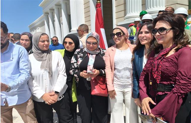 خلال جولة العلمين.. وزيرة الإسكان تلتقط سلفي مع الصحفيات وتبرر رفضها التصوير مع الرجال