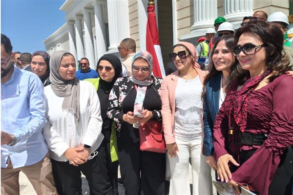خلال جولة العلمين.. وزيرة الإسكان تلتقط سلفي مع الصحفيات وتبرر رفضها التصوير مع الرجال