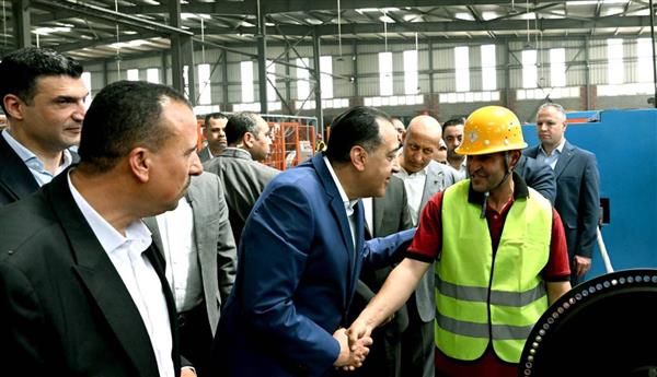 رئيس الوزراء يتفقد مصنع "الوادي للكابلات"