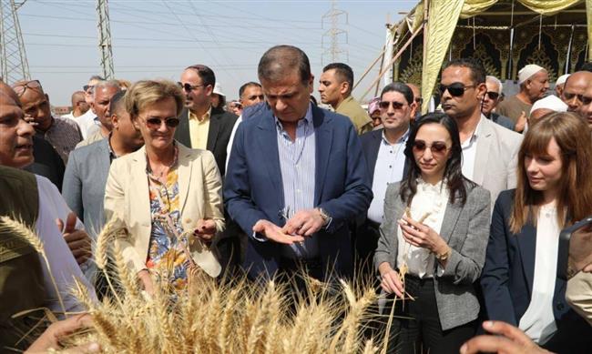 وزير الزراعة ومحافظ البحيرة يشهدان احتفالية ميكنة حصاد القمح بحضور سفير الاتحاد الأوروبي
