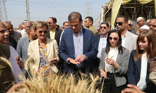 وزير الزراعة ومحافظ البحيرة يشهدان احتفالية ميكنة حصاد القمح بحضور سفير الاتحاد الأوروبي