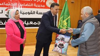   محافظ القليوبية يُسلم ملابس الإحرام وتأشيرات الحج لـ45 حاجًا وحاجة من الجمعيات الأهلية