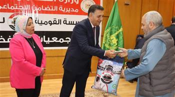 محافظ القليوبية يُسلم ملابس الإحرام وتأشيرات الحج لـ45 حاجًا وحاجة من الجمعيات الأهلية