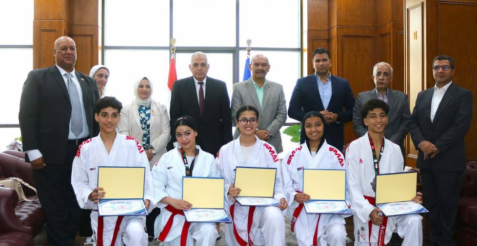 محافظ السويس يكرم أبطال الكاراتيه بعد تألقهم في بطولة شمال أفريقيا