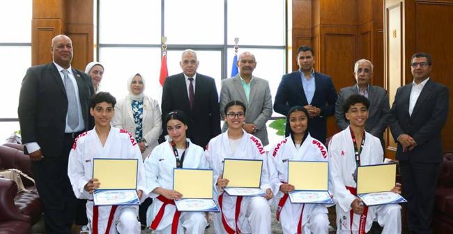 محافظ السويس يكرم أبطال الكاراتيه بعد تألقهم في بطولة شمال أفريقيا