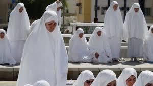 هل يجوز للحاجَّة غسل شعرها ونقضه وامتشاطه في الحج؟