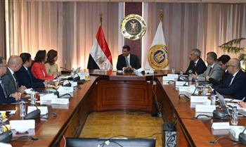  وزير الصناعة يبحث مع وفد مجموعة "غوروك" التركية إقامة مشروع لإنتاج الزجاج في مصر