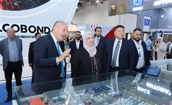   رئيس هيئة التنمية الصناعية تتفقد أجنحة المعرض الدولي السادس عشر للزجاج والألومنيوم