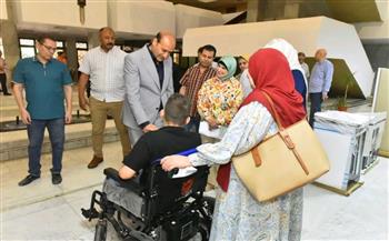   محافظ أسيوط يسلم جهاز عروسة وكرسيين متحركين كهربائيين ضمن جهود الحماية الاجتماعية