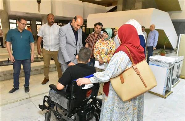 محافظ أسيوط يسلم جهاز عروسة وكرسيين متحركين كهربائيين ضمن جهود الحماية الاجتماعية