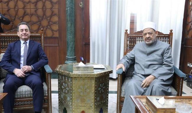 شيخ الأزهر يستقبل السفير الفرنسي ويناقشان سبل تعزيز الروابط العلمية والثقافية المشتركة