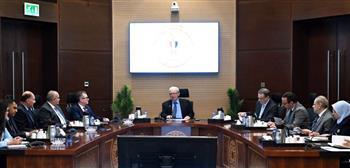 حسين عيسى يترأس الاجتماع الأول للجنة المعنية بتطوير أداء الجهاز الإداري للدولة ووحداته المختلفة