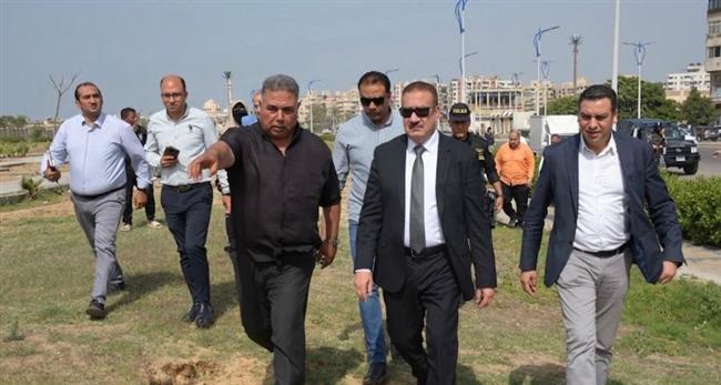 محافظ بورسعيد يتفقد أعمال زراعة أشجار البونسيانا بمنطقة الجبانات الجديدة بحي الزهور 