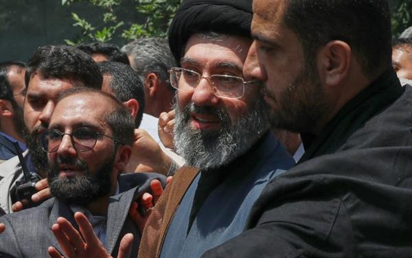 خبير بالشؤون الإيرانية: مجتبى خامنئي كان المتحكم الرئيسي في الحرس الثوري في ظل حكم والده