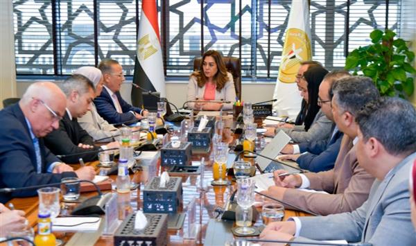 وزيرة التنمية المحلية تبحث فرص الاستثمار مع رئيس الاتحاد المصري للغرف السياحية