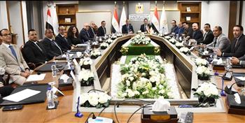   وزير الرياضة يعقد اجتماع موسع مع مسؤولي شركة استادات 