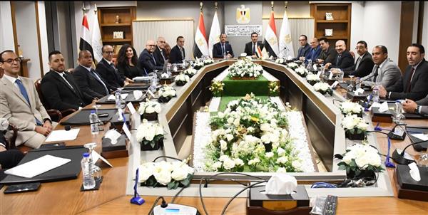 وزير الرياضة يعقد اجتماع موسع مع مسؤولي شركة استادات
