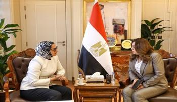 وزيرة التنمية المحلية تتابع مع محافظ الوادي الجديد الملفات الخدمية والمشروعات