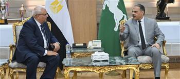 محافظ الشرقية يلتقي البنك الزراعي لتسليم كوبونات سلع للأسر الأولى بالرعاية