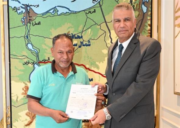 محافظ جنوب سيناء يسلم عقود تقنين أراضي لمواطنين بمنطقة الرويسات بشرم الشيخ