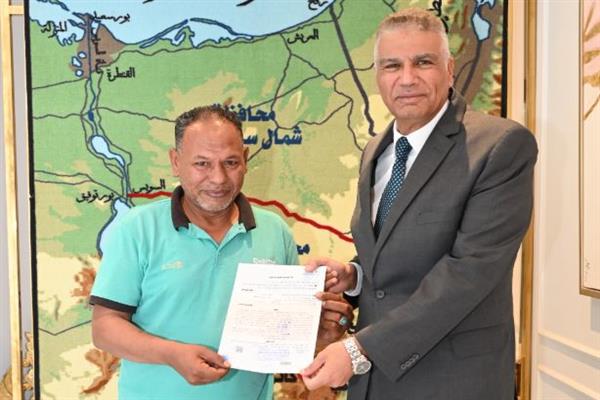 محافظ جنوب سيناء يسلم عقود تقنين أراضي لمواطنين بمنطقة الرويسات بشرم الشيخ