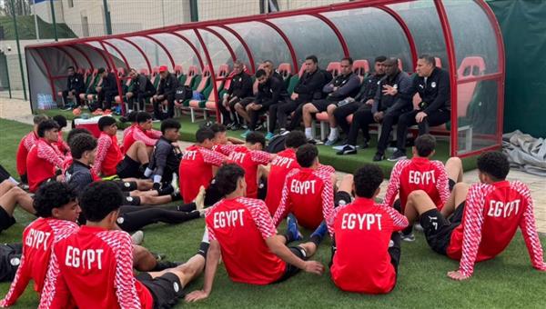 جلسة تحفيزية للاعبي منتخب الناشئين قبل مواجهة تونس بـ أمم إفريقيا