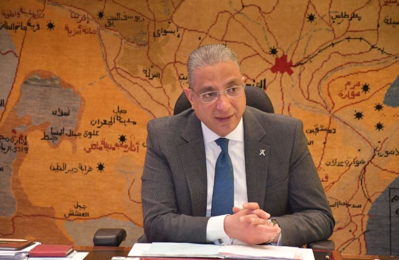 محافظ الجيزة يعتمد حزمة قرارات وظيفية للعاملين بقطاع التعليم