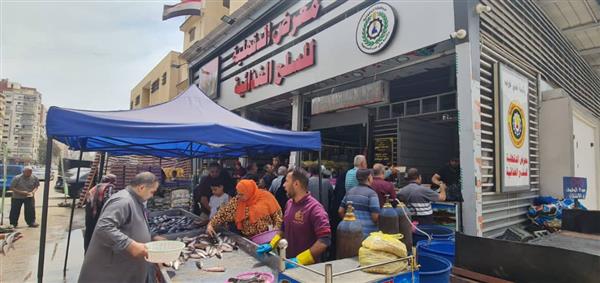 محافظ الدقهلية يتابع تخفيضات المعرض الدائم للسلع بالمنصورة