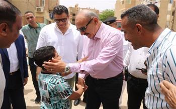 محافظ السويس يؤدي صلاة الجمعة بمسجد الدعوة وسط أهالي مساكن شل بحي الأربعين