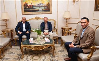   لاشين يستقبل وزير العمل بمطار أسوان استعدادًا لجولة ميدانية بـ3 محافظات في الصعيد