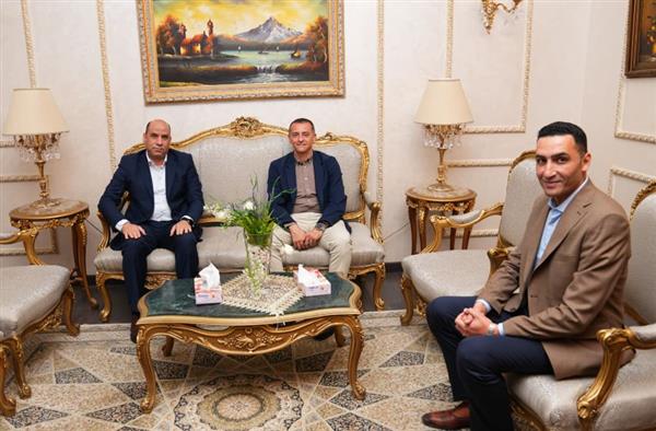 لاشين يستقبل وزير العمل بمطار أسوان استعدادًا لجولة ميدانية بـ3 محافظات في الصعيد