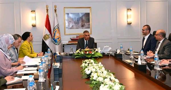 محافظ جنوب سيناء يعقد اجتماعًا مع “كرم هولدينج” المتخصصة في إنتاج الكهرباء من الطاقة الشمسية