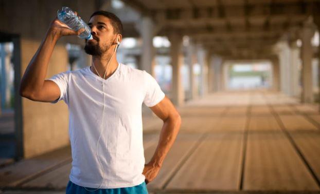 تعرف على فوائد الرياضة وشرب الماء لعلاج الإمساك